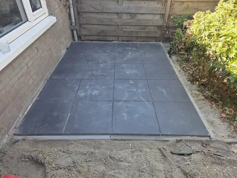 Detailfoto van tuinaanleg met bestrating door TT Hovenierswerken